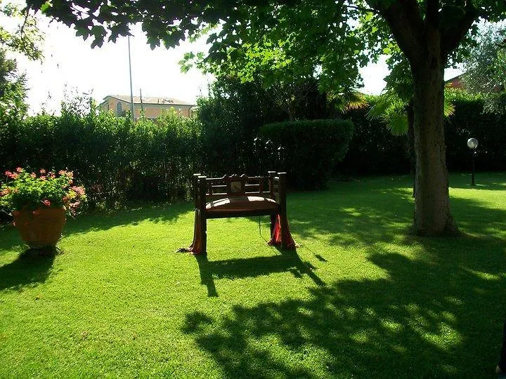 בית הארחה מרינה די קררה B&B Villa Acero