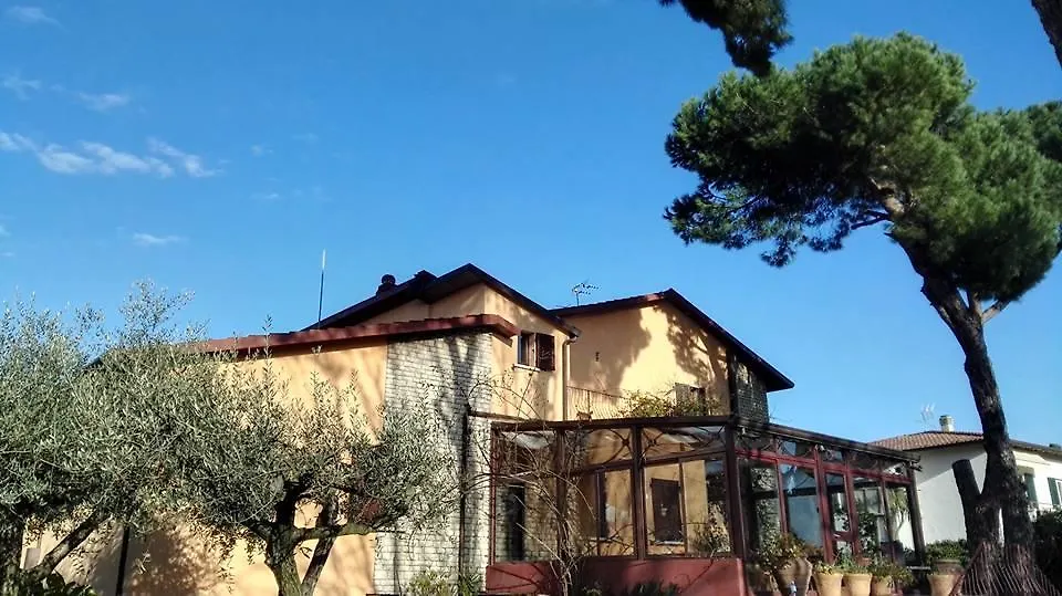 בית הארחה מרינה די קררה B&B Villa Acero איטליה